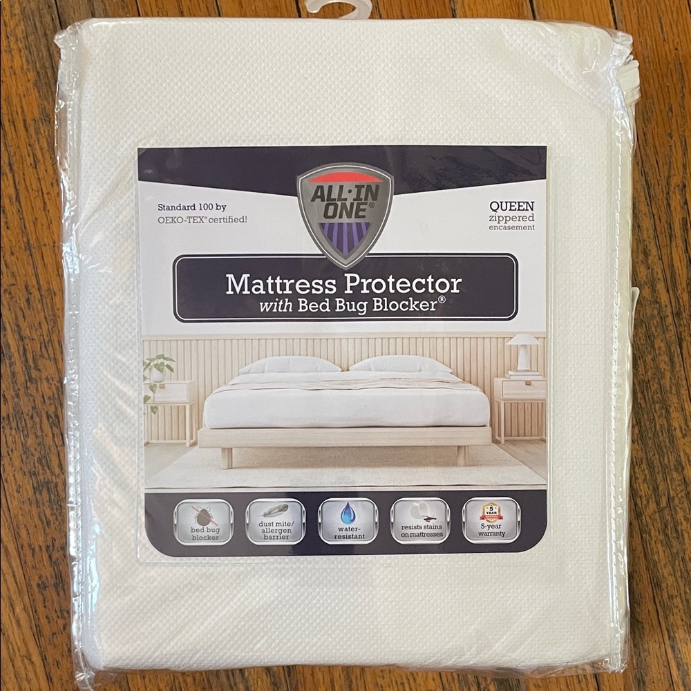 NWT Qn White Mattress Protector with Bed Bug Blocker